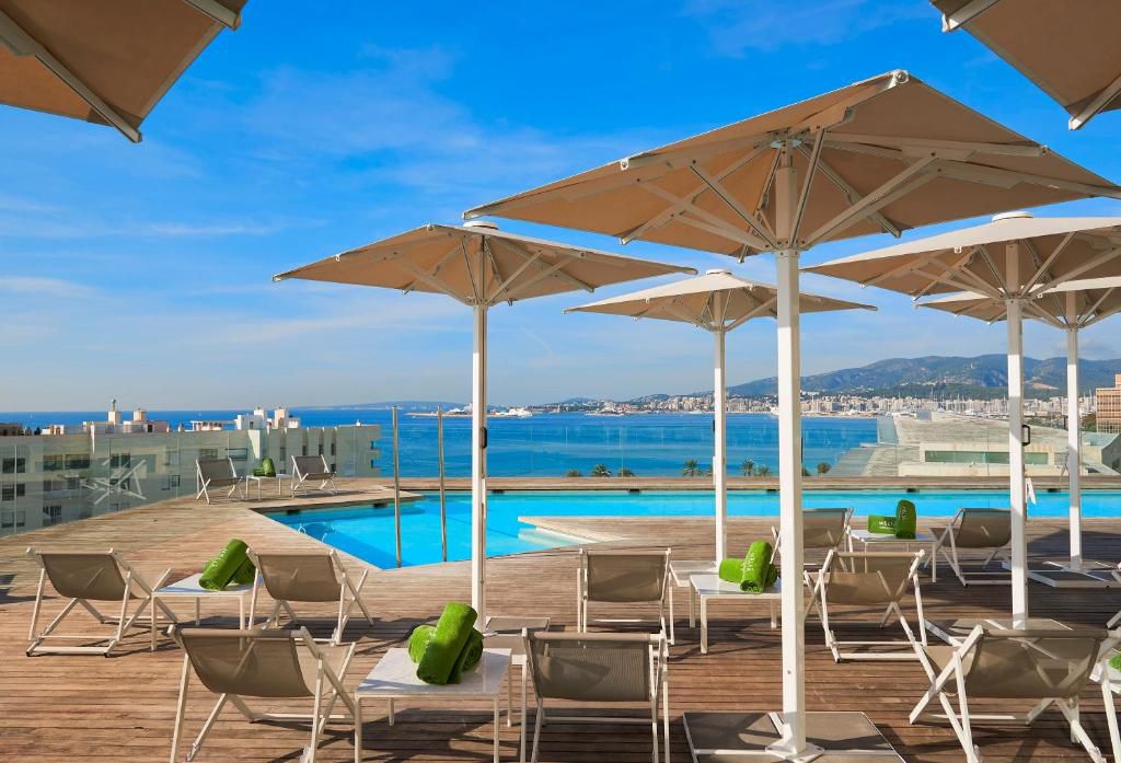 Hotel Pool mit Hafenblick
